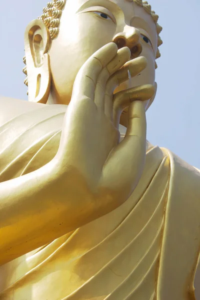 Ajtón, kezét az arany Buddha Stock Kép