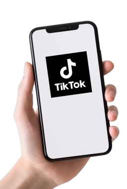 Aydınlatılmış ekranında TikTok logosu olan bir akıllı telefon. Beyaz ya da şeffaf arka plan. Dikey grafik kaynağı.