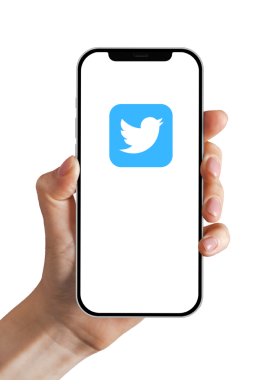 Twitter logosu olan bir cep telefonunu şeffaf bir arka planda tutan bir el. Editoryal kullanım için dikey grafik kaynak. Beyaz veya şeffaf arkaplan.