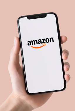 Elinde Amazon logosu olan bir cep telefonu olan şeffaf bir arka plan. Editoryal kullanım için dikey grafik kaynak. Beyaz veya şeffaf arkaplan.