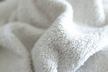 Yumuşak kıvrımlı beyaz kumaş havlu dokusu ve doğal ışık, tekstil tasarımı için mükemmel, ya da web sitesi arka planı, moda markalaşması için ideal, modern reklamcılık ve
