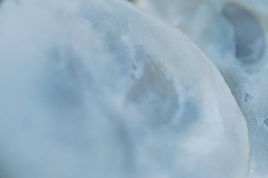 Reklam şablonları ve nötr görsel kompozisyonlar için uygun yumuşak beyaz inci desenli arka plan. Beyaz tonlu damarlarda arka plan, sanat arkaplanı için mükemmel.