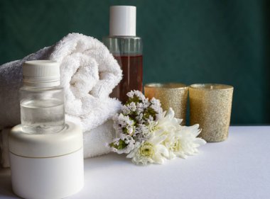 Cilt bakım kremleri ve banyo aksesuarlarıyla estetik spa kompozisyonu, reklam için ideal, posterler ve web siteleri metin için geniş yatay çekim alanı