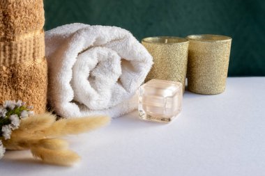 Hassas dekorasyonlu modern güzellik tedavi alanı, lüks spa reklamları, bloglar ve editoryal içerik için ideal. Estetik düzende mumlar, havlular ve kır çiçekleri..