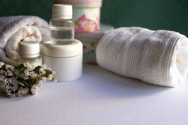 Etiketsiz krema kabı, havlular, mum ve sıcak güneş ışığı ile lüks kaplıca düzeneği, lüks markalaşma ve sağIık kampanyaları için mükemmel. Yatay gerçek resim