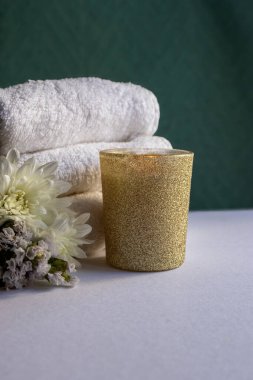 Saflık ve yumuşaklık içeren refah ve rahatlama konsepti, güzellik kampanyaları, posterler ve web başlıkları için ideal. Metinler için alan. Sosyal medya iletileri için mükemmel biçim