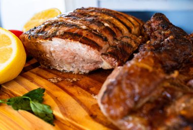 Ahşap tahtada geleneksel Arjantin barbeküsü, çeşitli ızgara etler, lezzetli geleneksel barbekü yemeklerini temsil ediyor. Gurme yemek reklamları için mükemmel..