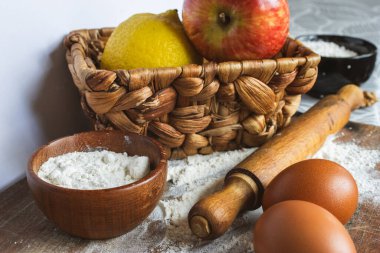 Ev yapımı gurme kekleri ve tatlılar için çeşitli taze malzemeler hazır. Ev yapımı hamur işi kavramı. 