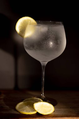 Cin tonik karışımını soğuk bir buğulama kaplı camda tazelemek, canlı bir limon dilimi ve buz küpleri, taze bir yaz kutlaması veya akşam barı deneyimi için mükemmel.