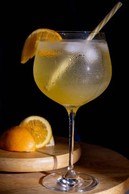 Buzlu cin tonik ve portakal dilimi, köpüklü köpük ve yoğunlaşma yaz partileri ve mutlu saatler için mükemmel bir arka planda.