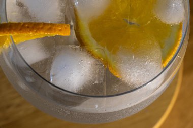 Portakal dilimleri ve buzlu cin tonik kokteyli. Yaz partileri için mükemmel. Barda bir şeyler içmek ya da sıcak bir günde serin bir şeyler içmek.