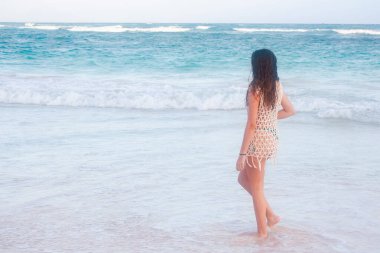 Kaygısız bir genç, Bahama 'daki güzel bir plajda rahatlatıcı bir yaz tatilinin tadını çıkarıyor. Egzotik seyahat merkezleri. Yaz tatili konsepti. Boşluğu kopyala