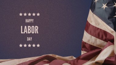Amerika Birleşik Devletleri bayramını kutlayan yıldızlarla Mutlu İşçi Bayramı metni, koyu mavi dokulu arka planda ABD bayrağı, vatanseverliği ve ulusal gururu temsil ediyor.