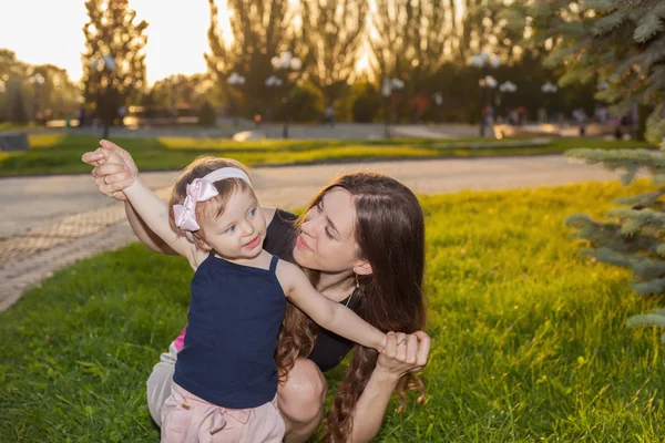 The mother and her child in the Park — Stock Photo, Image