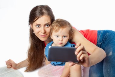 Genç anne bir selfie yapar