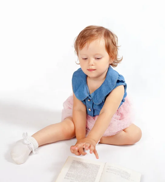 Una niña se para en los libros —  Fotos de Stock