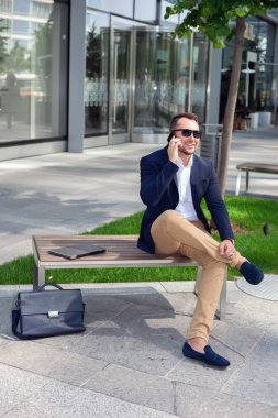 İş adamı cep telefonuyla konuşuyor.