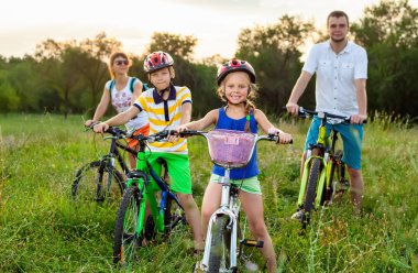 Aile Bisiklet çim sahada