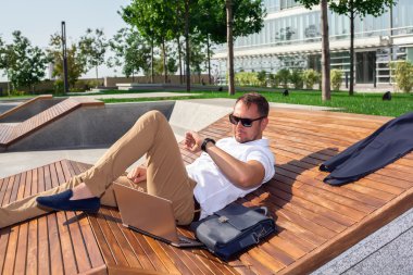 İş adamı saati izliyor.