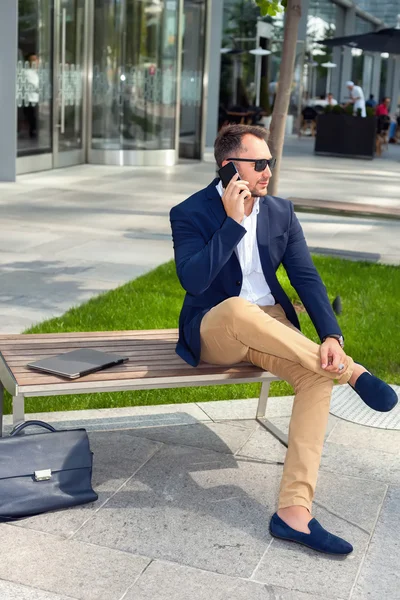 Empresario hablando por teléfono móvil — Foto de Stock