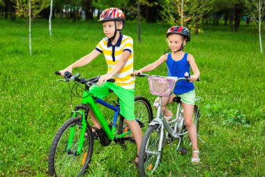 Çocuk Bisiklet ot dolu bir alanda