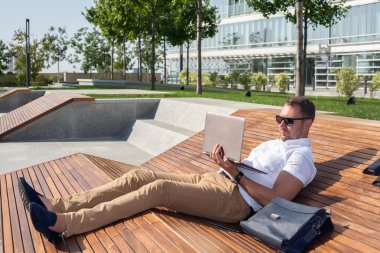 Dizüstü bilgisayarda çalışan iş adamı