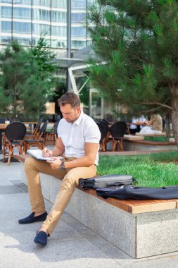 bankta oturan işadamı