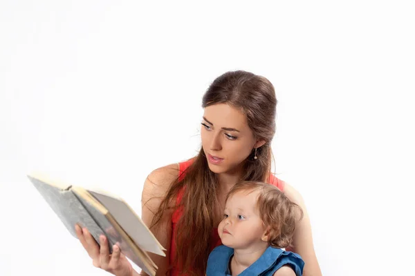 Madre está leyendo un libro con su hija —  Fotos de Stock