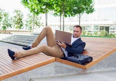 Dizüstü bilgisayarda çalışan iş adamı