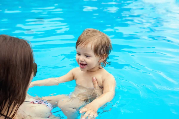 Młoda matka z córką trochę w basenie — Zdjęcie stockowe
