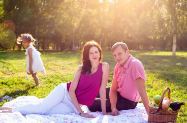 Mutlu genç aile çayır piknik