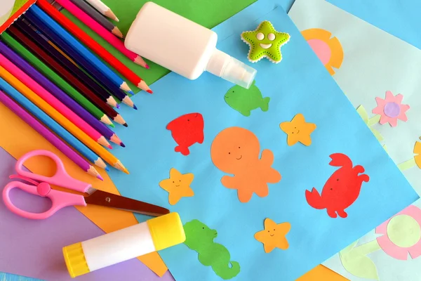 Buntes Papier geschnitten Meerestiere und Blumen Karte, Papier Applikationskarten. Sommer-Bastelidee. Kreativität der Kinder. Anwendung einfach. Basteltisch für Kinder. Kinder basteln Papier Hintergrund — Stockfoto