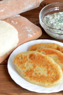 bir tabak kızarmış börek