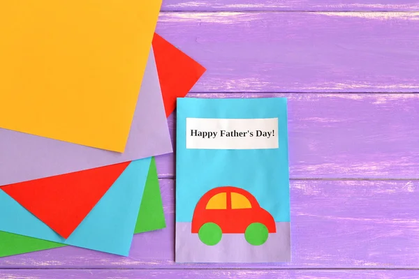 Kartu ucapan dengan mobil kertas dan SMS hari ayah Happy, kertas berwarna di meja kayu. Ayah hari kertas kartu seni dengan mobil dengan gaya minimal. Ide hadiah kejutan untuk ayah. Latar belakang hari ayah rata — Stok Foto