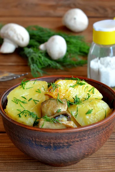 Картофель и грибы, приготовленные в медленной печи . — стоковое фото