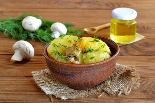 Lambat-dimasak kentang dengan jamur . — Stok Foto