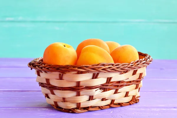 Ripe fresh apricots in basket. — Stock Photo, Image