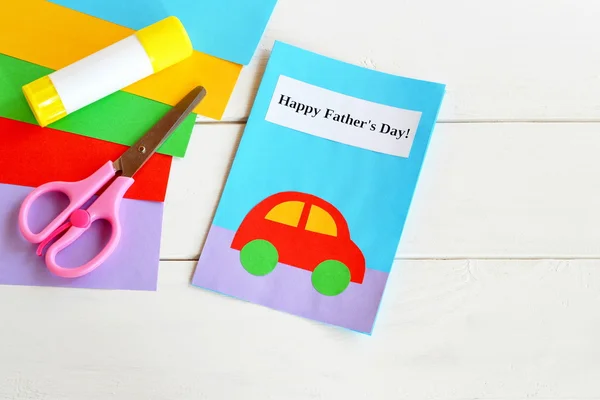 빨간 자동차 공예품이 적힌 종이 아트 카드 행복 한 아버지의 날 문자. 화장지, 가위, 접착제 스틱. 카드를 만드는데 사용되는 재료들. 종이 수공예는 아버지를 위한 카드 선물을 인사한다. 어린이의 창의적 인 기술 — 스톡 사진