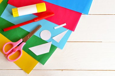 Orijinal yaz kartı oluşturmaya ayarlı. Yapıştırıcı, makas, kırmızı kalem, renkli çarşaf, kağıt desenleri. Orijinal yaz kartı oluşturmaya ayarlı. Kart yapımı için desenler. Kırtasiye malzemeleri. Bebek ve anaokulu sanat dersi. Ahşap arkaplan 