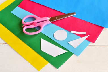 Çocuklar için sanat dersi ve etkinlik. Makas, renkli kağıt seti, kağıt desenleri. Renkli kağıttan kesilmiş şekiller. Kartpostal yapmak için elementler. Çocuk eğlencesi. Motor beceriler geliştiriliyor 