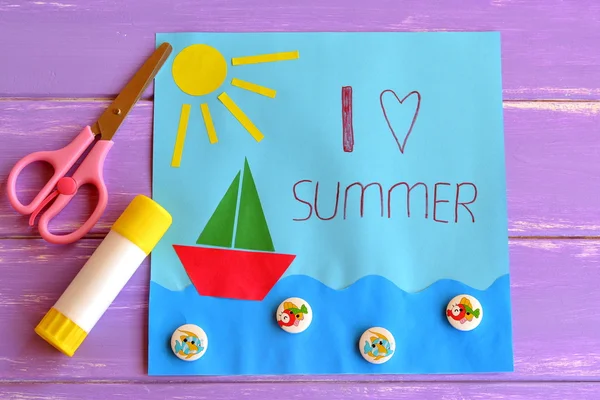 Fun paper holiday card. I love summer. Card with sun, paper ship in water, sea, fish buttons. Summer camp paper art idea for kids. Children creative skills development. Children creativity lesson. Travel vacation concept — Stock Photo, Image