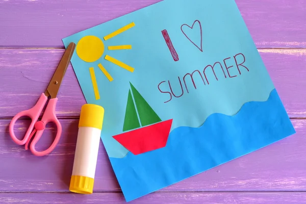 有船，太阳，大海的纸卡。我喜欢夏天孩子夏令营的想法剪纸工艺和活动。对各年龄段儿童的启发。帆船纸业儿童艺术项目。木制背景。旅行假日概念 — 图库照片