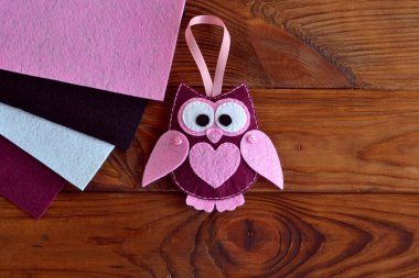 Burgundy and pink felt owl toy. Easy Christmas ornaments to make diy holiday crafts