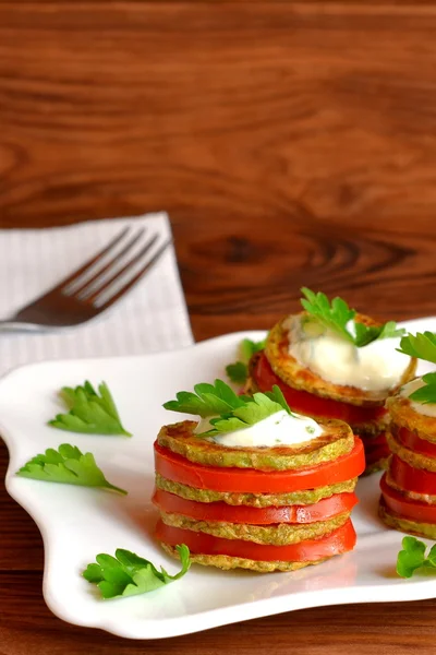 Zucchini panggang dengan potongan tomat segar, yoghurt dan peterseli hijau — Stok Foto
