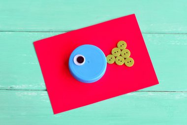 Plastik şişe kapaklarını geri dönüşüm için kullanıyoruz. Yaratıcı geri dönüşüm şişesi kapağı sanat fikirleri. Boşa harcanan para, çocuklar için geri dönüşüm araçlarını yeniden kullanıyor. Geri dönüşüm şişe kapaklarından yapılacak proje. Çocuklar sıcak tutkal tabancası kullanırlar. Plastik atık kavramı