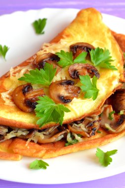 Mantar ve peynir ile doldurulmuş omlet