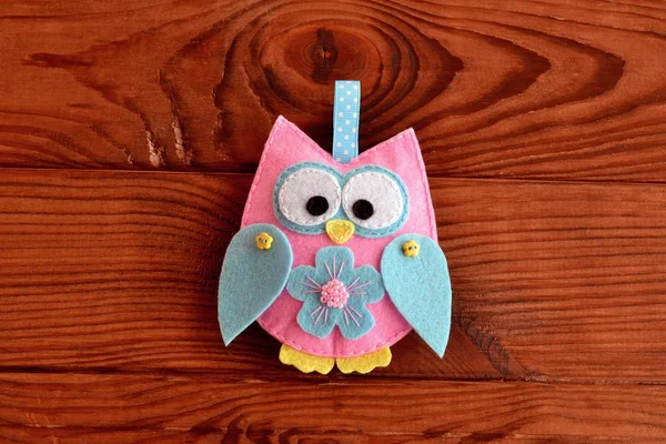 Felt owl embellishment. Felt owl toy. How to make a cute felt owl - kids DIY crafts tutorial. Wooden table — Stock Photo, Image