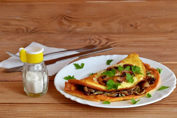 Lahodné omeleta se žampióny, sýr, čerstvá petržel na talíři — Stock fotografie