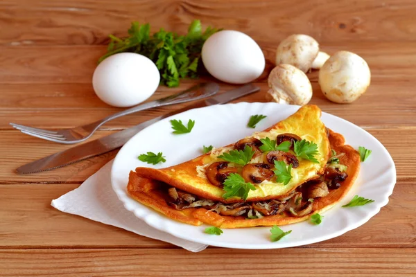 Omelette gefüllt mit gebratenen Pilzen, Käse, Petersilie — Stockfoto