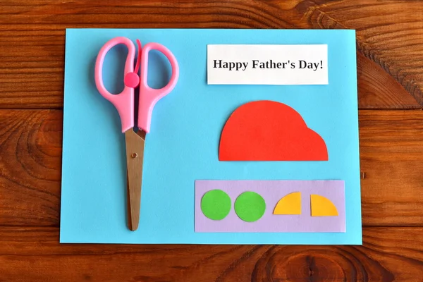 Набор на день отца открытки. Счастливого дня отца. Детские поделки. Бумажный лист, ножницы, бумажный узор. Как сделать поздравительную открытку на день отца — стоковое фото